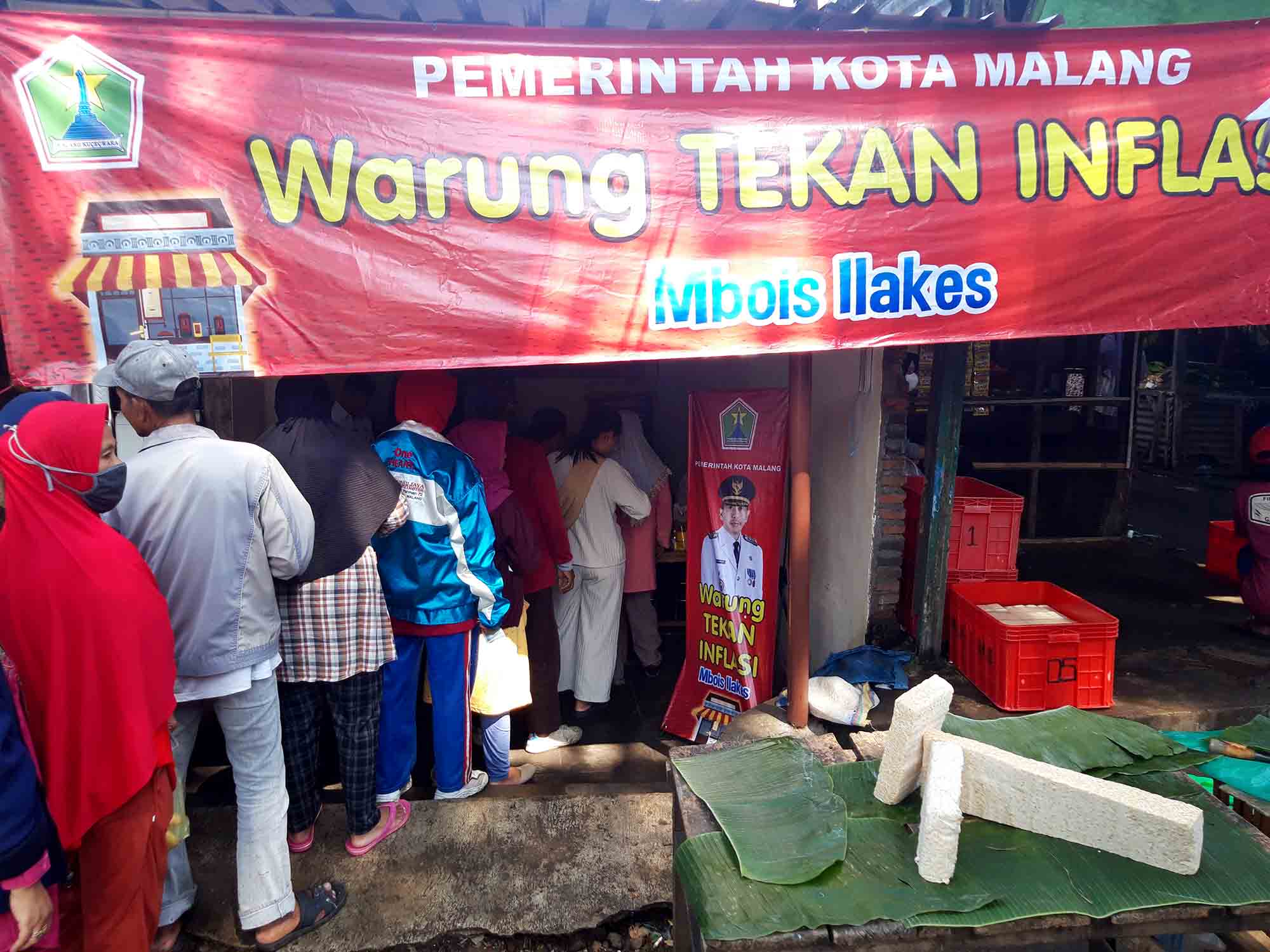 Warga antre membeli beras SPHP di warung tekan inflasi mbois ilakes di Pasar Blimbing, Kota Malang, Jawa Timur. Foto: Dok. Jatimkini.com