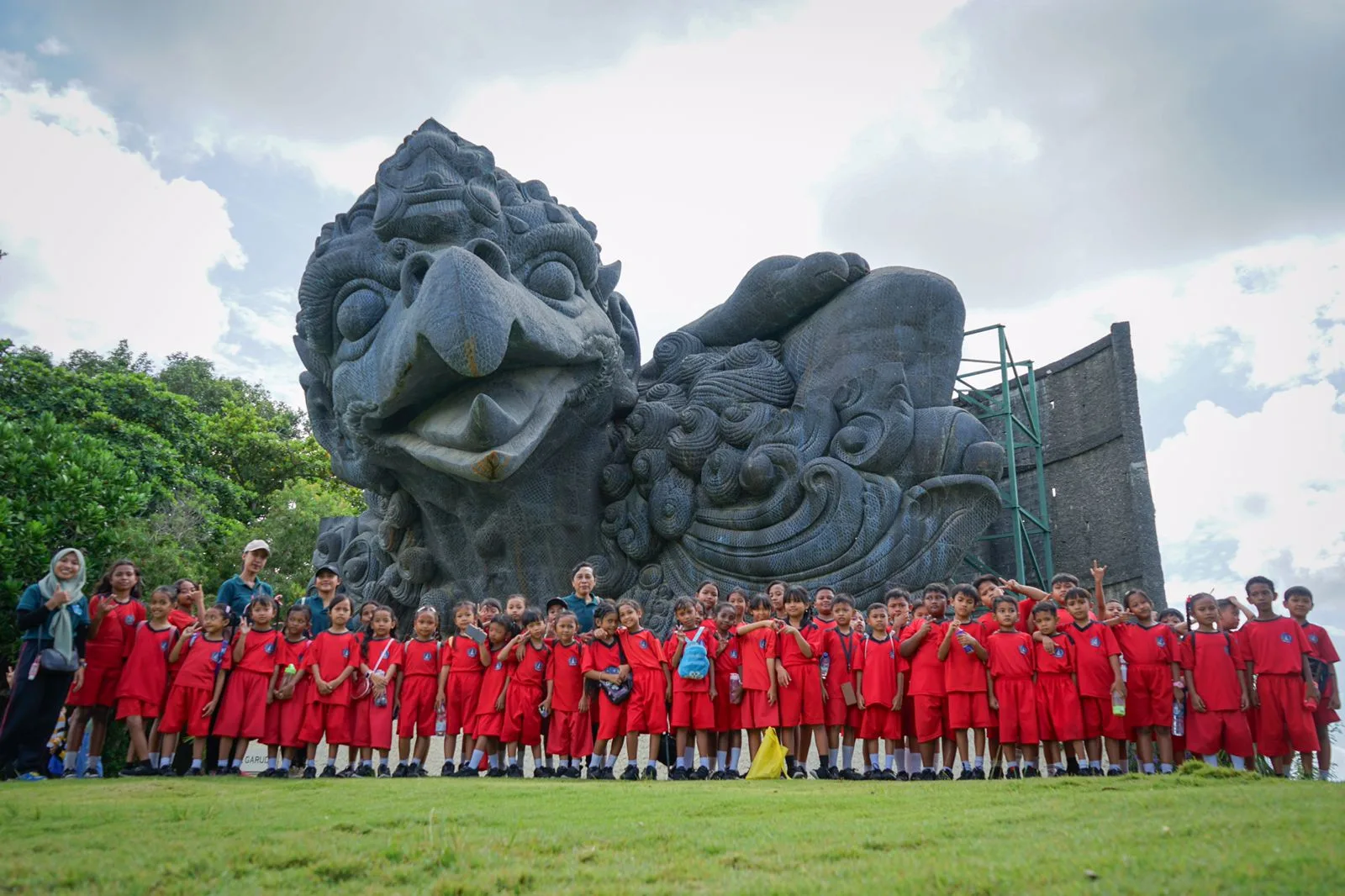 Para siswa/i sekolah dasar di Plaza Garuda, GWK Cultural Park, Selasa (26/3/2024). Ist.
