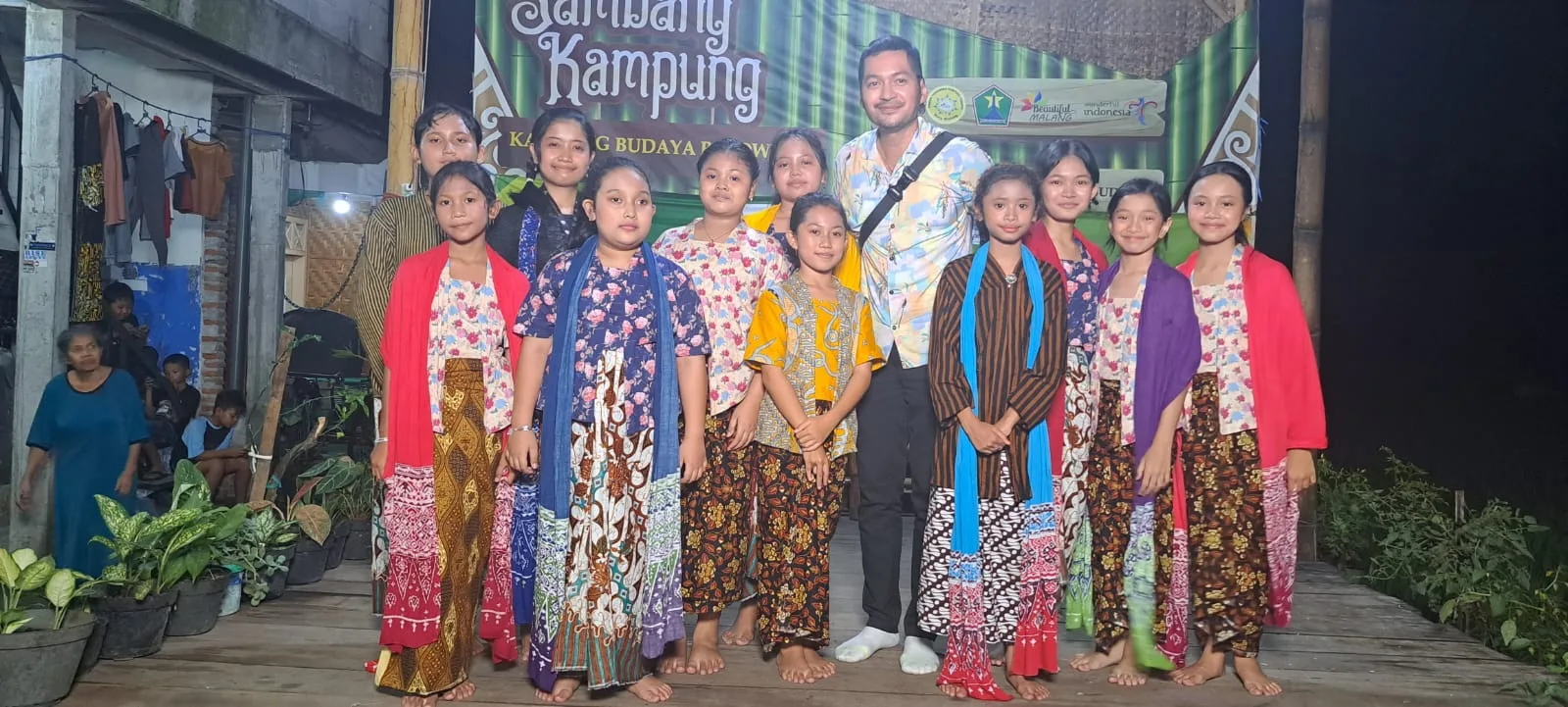 Anak-anak yang tengah belajar menari dan membuat kupat di Kambung Budaya Polowijen antusias berfoto bersama artis Ibu Kota Evan Sanders. Ist
