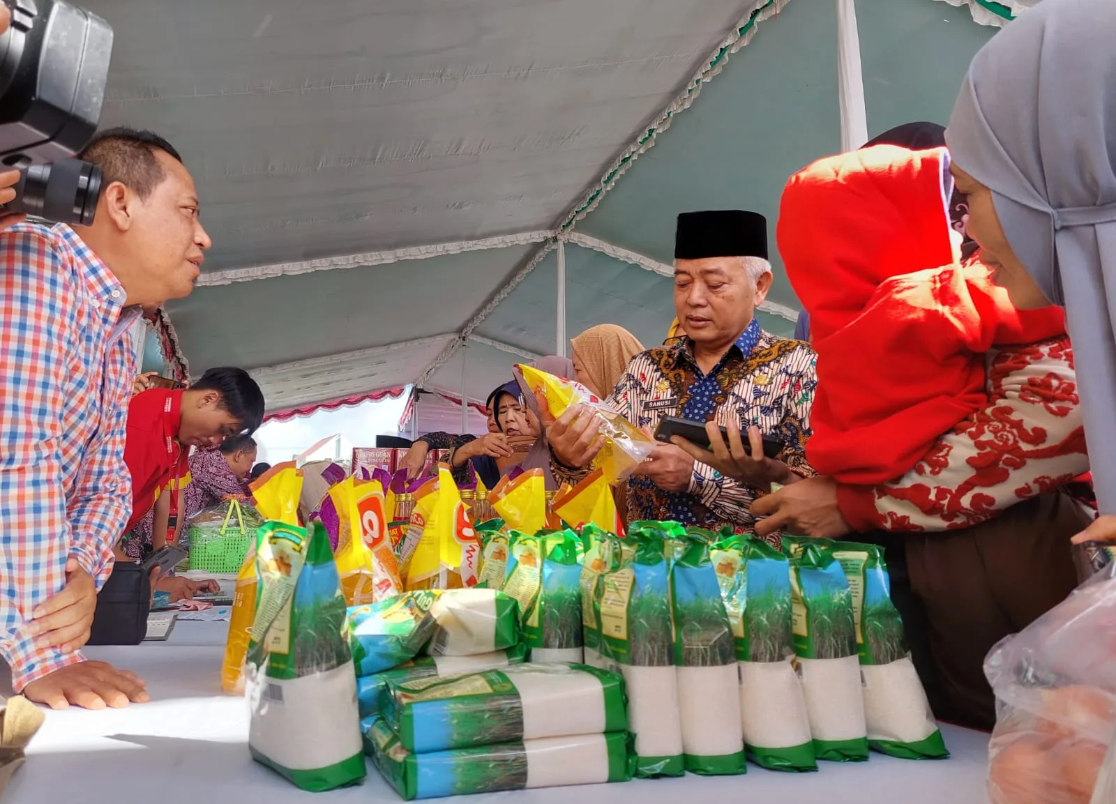 Bupati Malang, M. Sanusi (kanan), berbincang dengan Mochammad Faruq Asrori, Regional Corcom  Manager PT Sumber Alfaria Trijaya, pada Pasae Lebaran, di Desa Saptorenggo, Kecamatan Pakis, Kabupaten Malang, Sabtu (30/3/2024). Ist