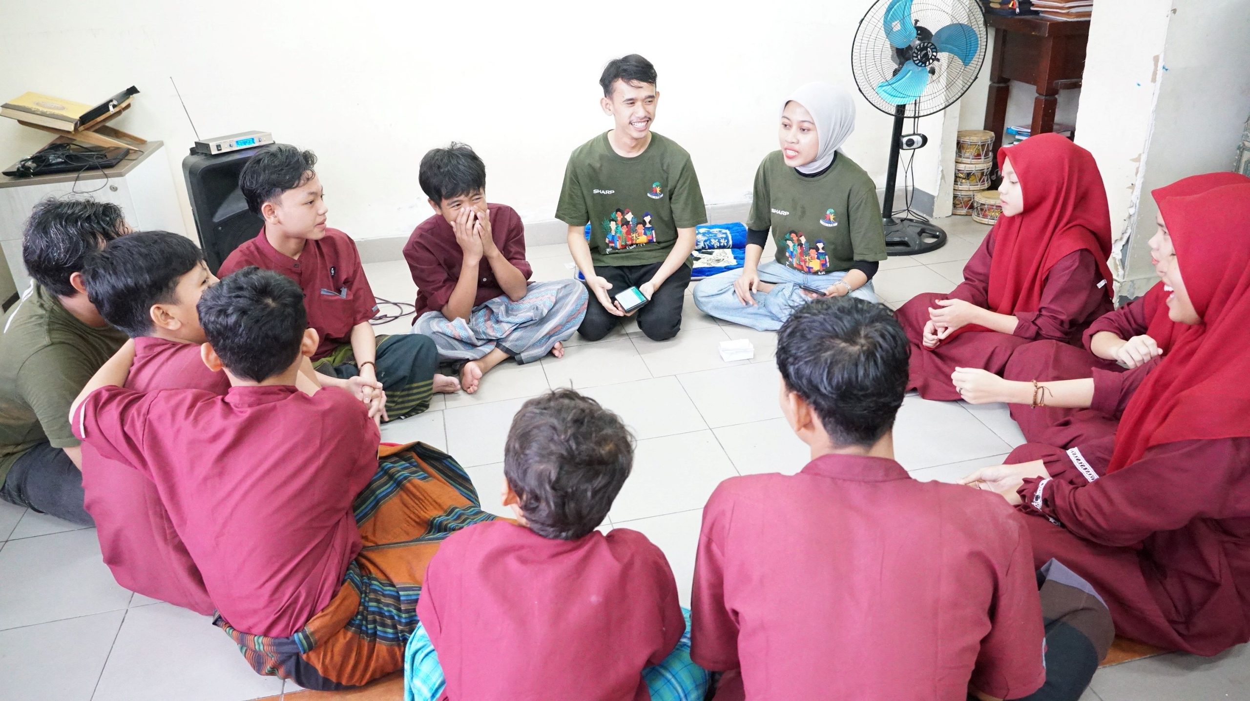 Anggota Sharp Greenerator sedang mengedukasi terkait sampah plastik yang brbahaya  bagi lingkungan. Ist.