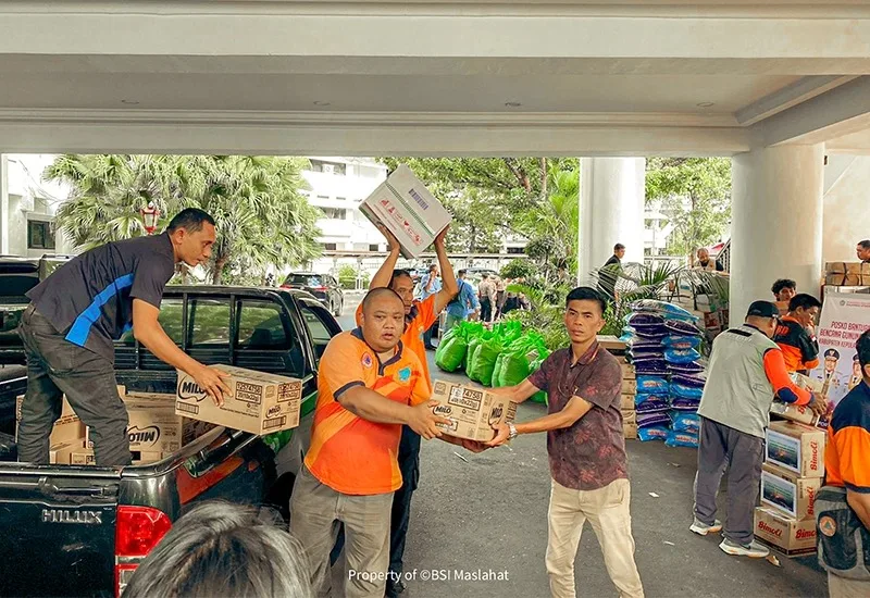 BSI Maslahat bersama dengan Bank BSI menyalurkan bantuan untuk masyarakat penyintas erupsi Gunung Ruang Kabupaten Sitaro Sulawesi Utara,  Jumat (19 /4/2024). Ist