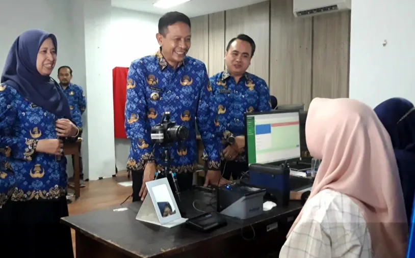 Penjabat Wali Kota Malang Wahyu Hidayat (kedua dari kanan) berdialog dengan warga di mal pelayanan publik Malang, Rabu (17/4). Foto: Tugusatu/Bagus Suryo