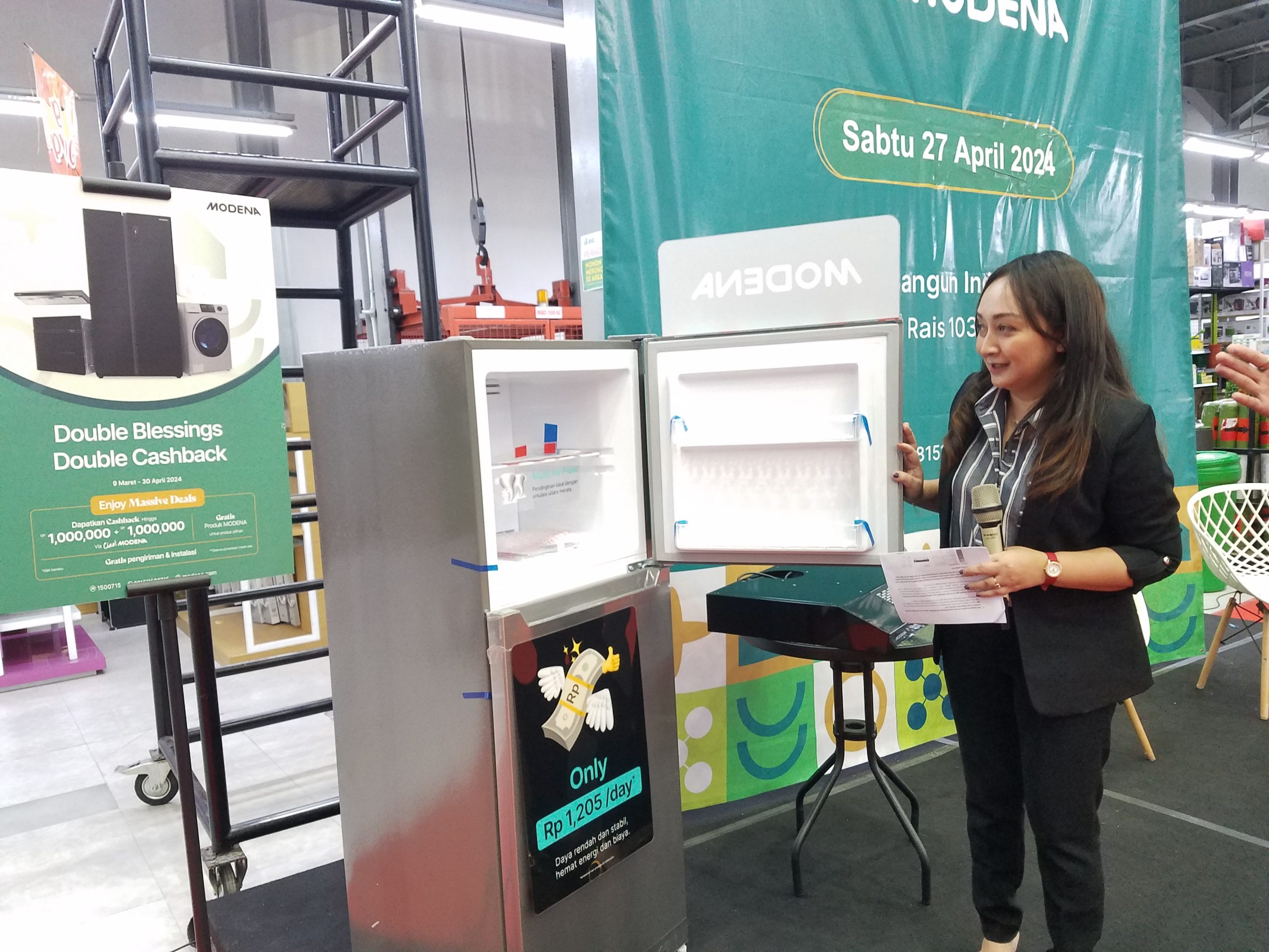Branch Manager MODENA Malang, Elok Okta Esthertya, menunjukkan keunggulan produk MODENA pada Halal Bihalal dan Media Gathering di Bangun Indah Graha Jl IR Rais 103 Kota Malang, Sabtu (27/4/2024).