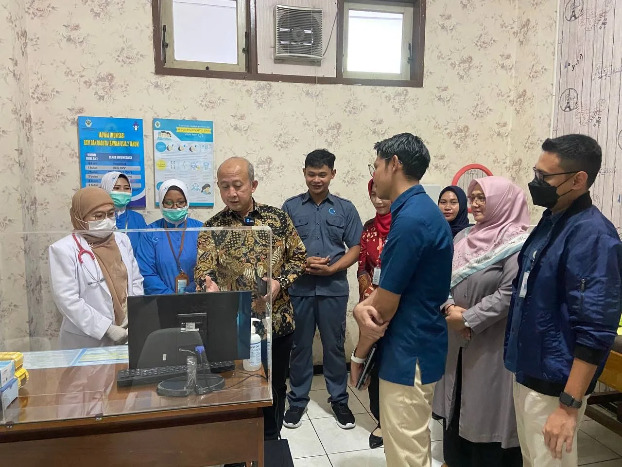 Apresiasi Direktur Teknologi Informasi Badan Penyelenggara Jaminan Sosial Kesehatan (BPJS Kesehatan), Edwin Aristiawan (dua dari kiri) mendapatkan penjelasan dari Direktur RSU Permata Bunda Malang, Rita Dewi Zahara, dalam kunjungannya ke  Rumah Sakit Umum (RSU) Permata Bunda Malang , Kamis (4/4/2024). Ist