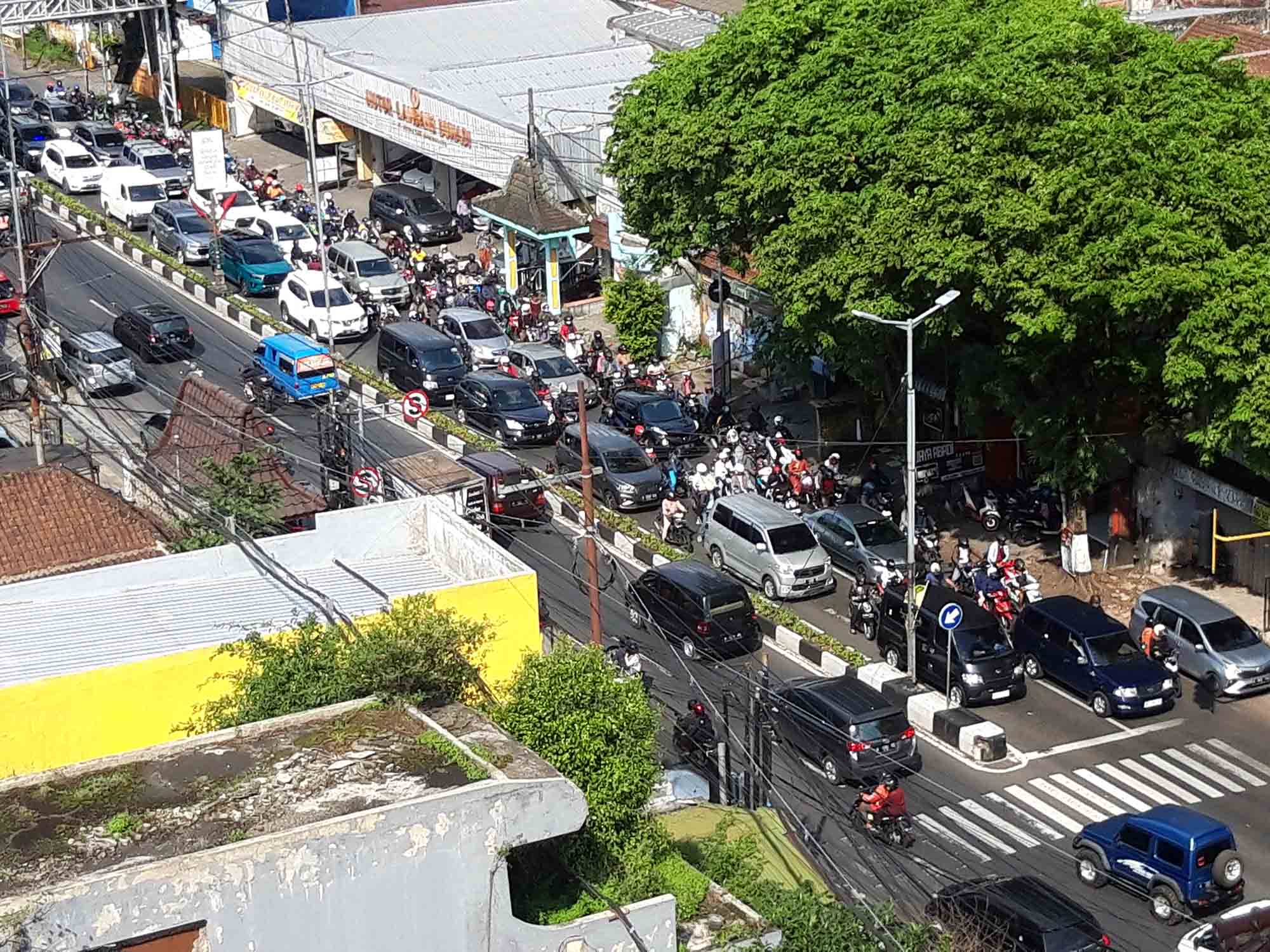 Kondisi arus lalu lintas di Jalan Ahmad Yani Kota Malang yang sering terjadi kemacetan. Foto: Dok. Tugusatu.com