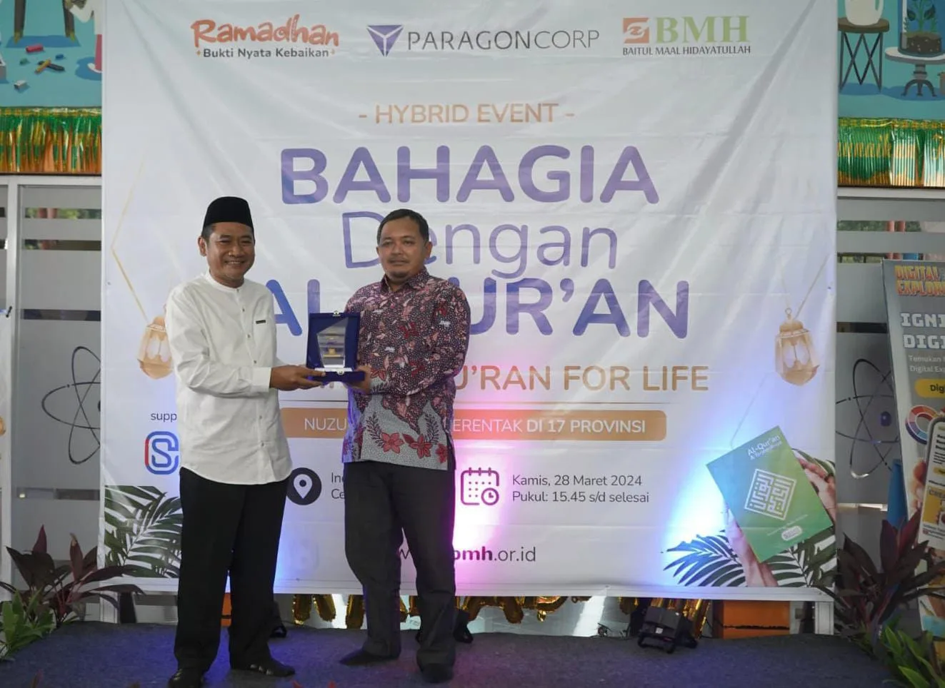 Penyerahan penghargaan 1 Juta Al-Qur'an kepada Eri Palgunadi (Kanan) yang diselenggarakan oleh Baitul Maal Hidayatullah (BMH) di Indonesia Science Center (ISC) Taman Mini Indonesia Indah, Kamis (28/3/2024) lalu.