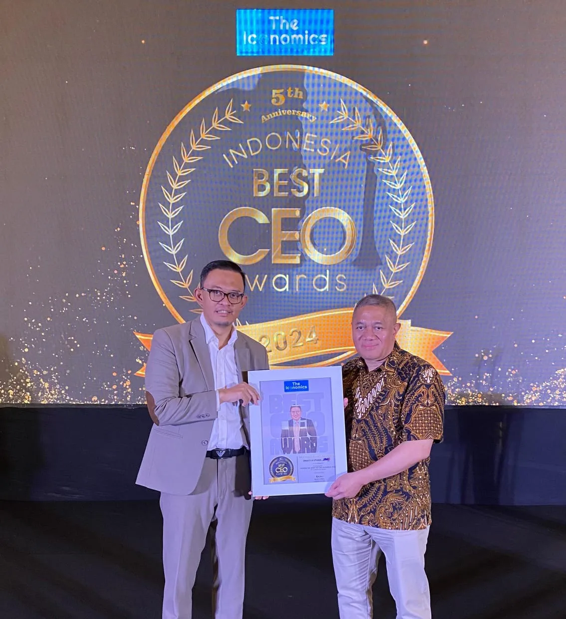 Mohamad Feriadi Soeprapto, Presiden Direktur JNE (kanan) menerima penghargaan Indonesia Best 50 CEO 2024 yang diberikan oleh Bram S Putro selaku Founder & CEO The Iconomics (kanan), di Hotel JS Luwansa, Jakarta Selatan (22/3/2024). Ist.