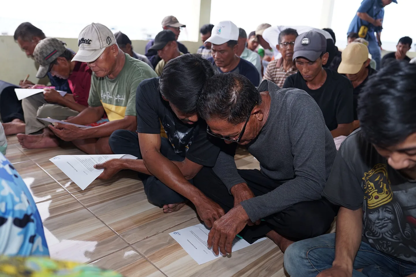 Kegiatan literasi dan inklusi keuangan oleh Asuransi Astra kepada nelayan di Tangerang. Ist