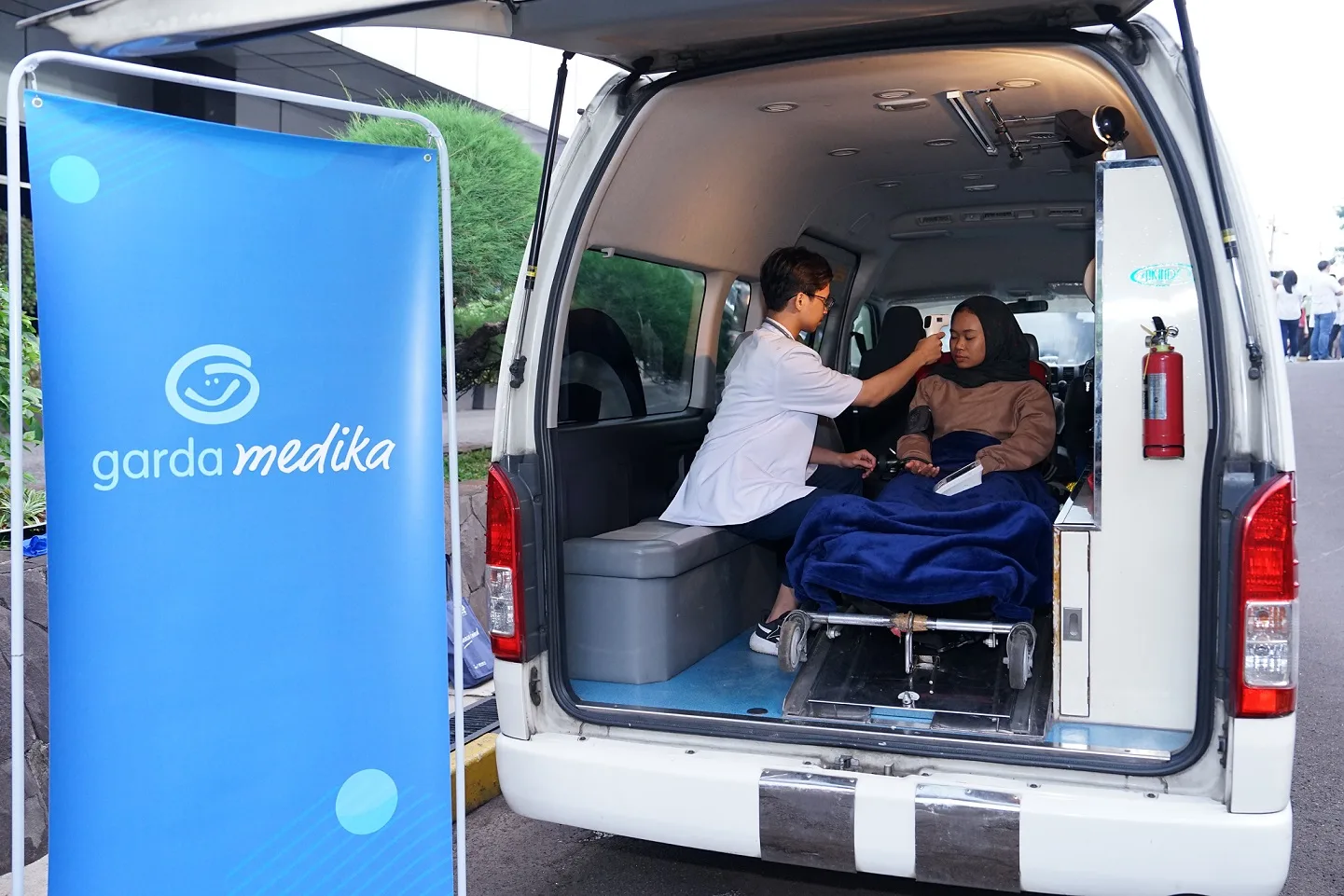 Asuransi Astra melalui Garda Medika, produk kesehatan korporasi menyediakan fasilitas ambulans dan tenaga kesehatan untuk pemeriksaan sebelum keberangkatan kepada sopir bus hingga bantuan kesehatan bagi para peserta mudik Mudik Balik Bareng Honda (MBBH) 2024 saat keadaan darurat. Ist.