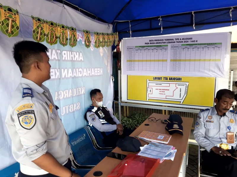 Petugas berjaga di posko masa angkutan Lebaran di terminal Arjosari, Malang, Jawa Timur, Rabu (3/4). Foto: Tugusatu/Bagus Suryo