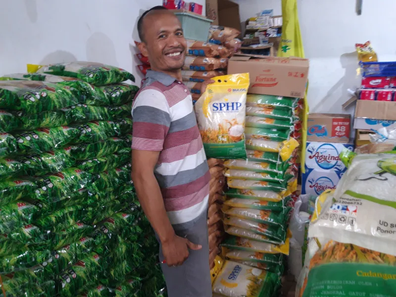 Supriyono, pedagang beras di pasar Bunulrejo, Kota Malang, Jawa Timur, Jumat (5/4). Harga beras di pasar itu turun Rp1.000-Rp2.000 per kemasan 5 kg. Foto: Tugusatu/Bagus Suryo