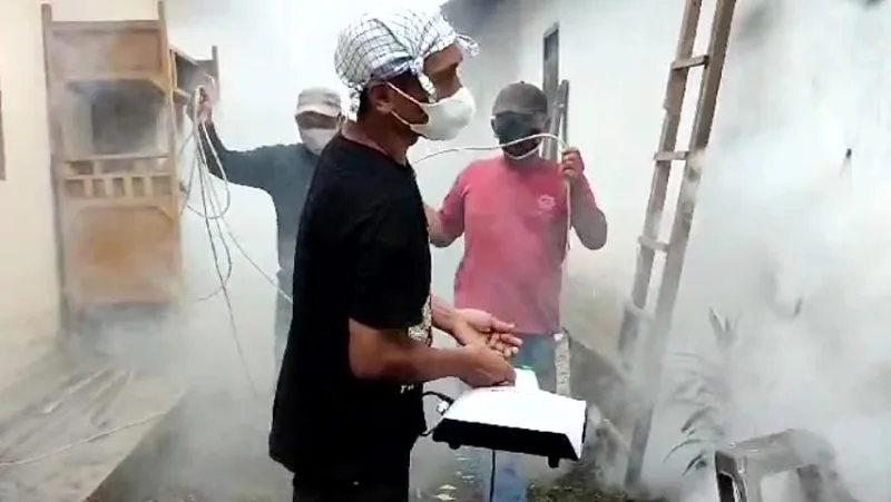 Relawan pemuda Desa Pringu, Kecamatan Bululawang, Kabupaten Malang, berinisiatif melakukan pengasapan secara mandiri pada 19-24 April 2024 untuk mencegah Demam Berdarah Dengue (DBD). Foto: ist