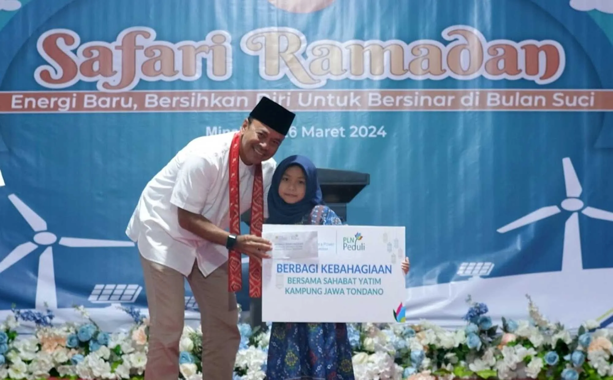 Direktur Utama PLN Nusantara Power, Ruly Firmanyah saat menyerahkan simbolis bantuan kepada penerima manfaat di Minahasa, Sulawesi Utara. Foto: PLN NP