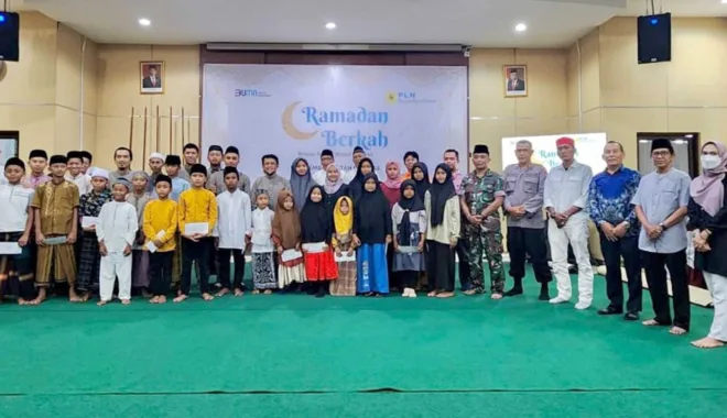 Manajemen UP Brantas, Muspika Kecamatan Sumberpucung dan Kalipare foto bersama penerima manfaat di kantor UP Brantas di Karangkates, Kabupaten Malang. Foto: Dok. PLN NP