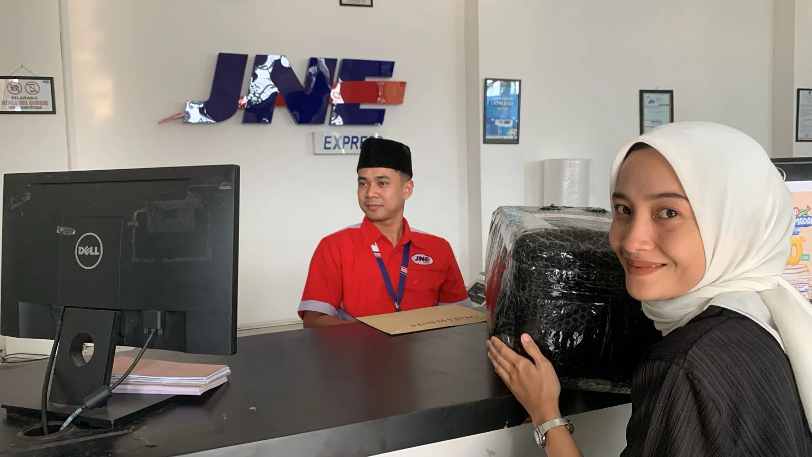Salah satu pelanggan JNE Jember memanfaatkan diskon ongkir 50% di akhir pekan. Ist