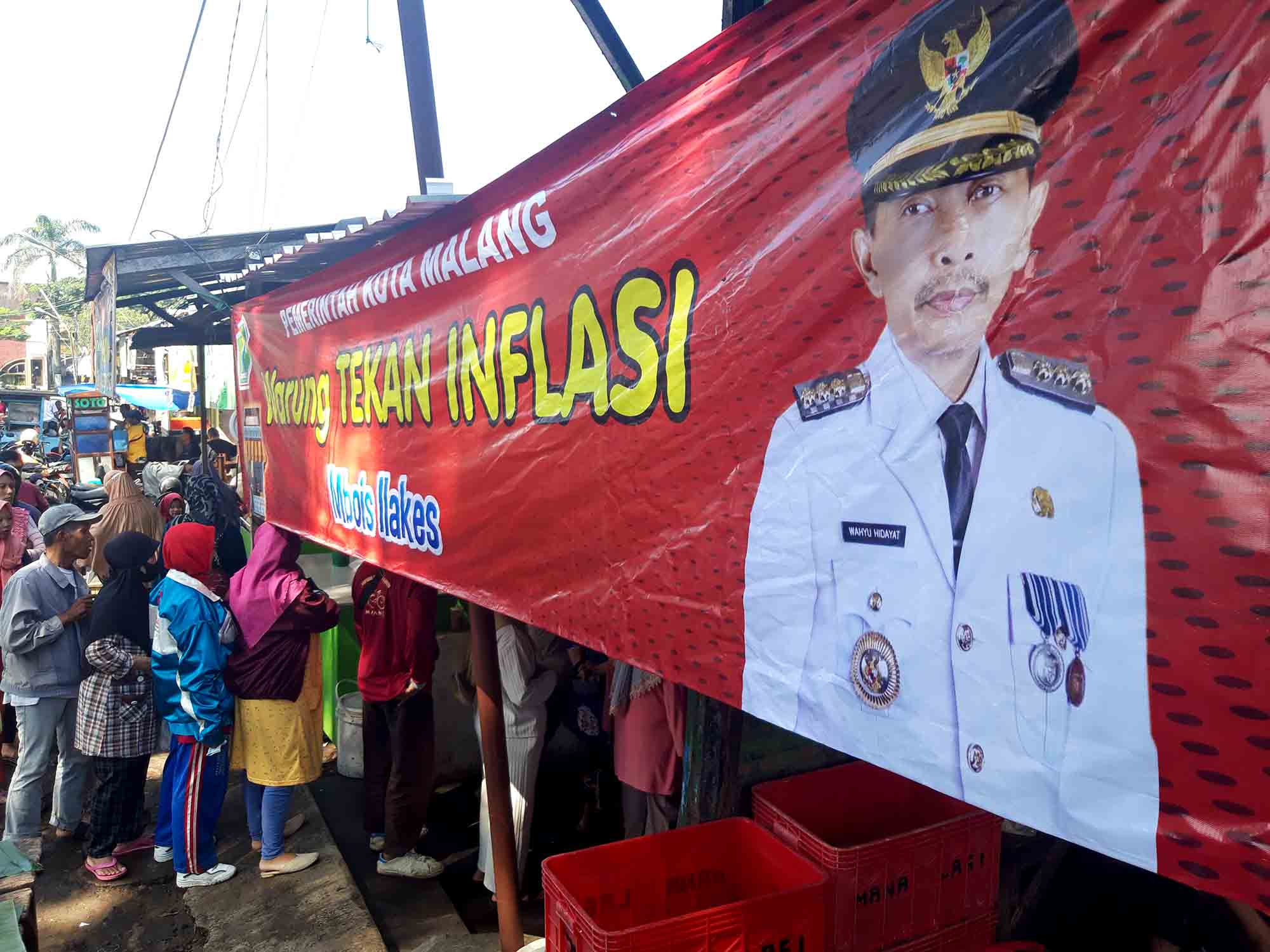 Warga membeli beras di warung tekan inflasi Pasar Blimbing, Kota Malang, Jawa Timur, awal Maret 2024 lalu. Foto: Tugusatu.com/Bagus Suryo