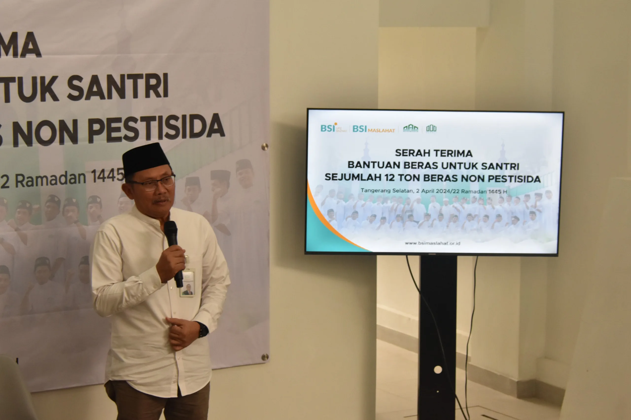 Direktur Eksekutif BSI Maslahat, Sukoriyanto Saputro, memberikan sambutan di sela-sela pemberian bantuan beras pada 70 Pondok Pesantren binaan Yayasan Amanah Muda Indonesia, yang dinaungi Rumah Musawarah di wilayah Tangerang Selatan, Selasa (2/4/2024).Ist.