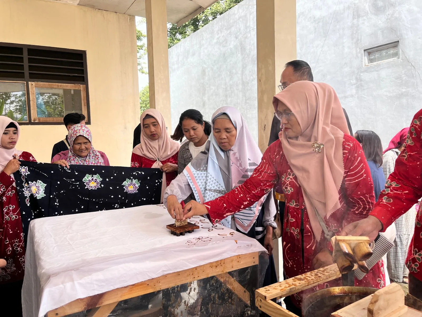 Produk batik dari penyintas ODGJ dan warga a.l yang dibantu pemasarannya oleh  Mebiso.  Ist