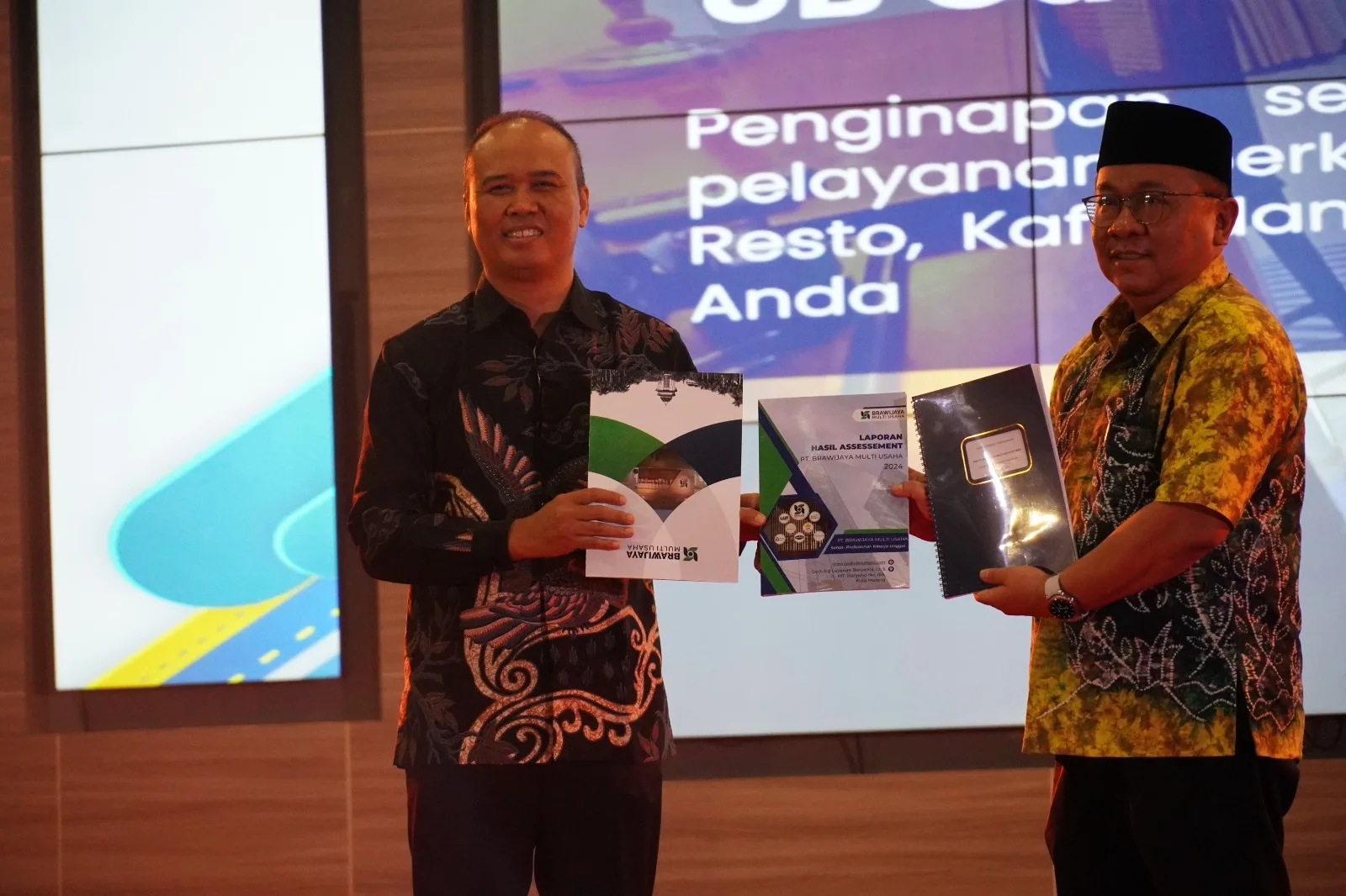 Direktur Utama PT BMU, Edi Purwanto (kiri), dan Sekretaris UB, Tri Wahyu Nugroho, pada halal bihalal di Malang, Selasa (23/4/2024). Ist