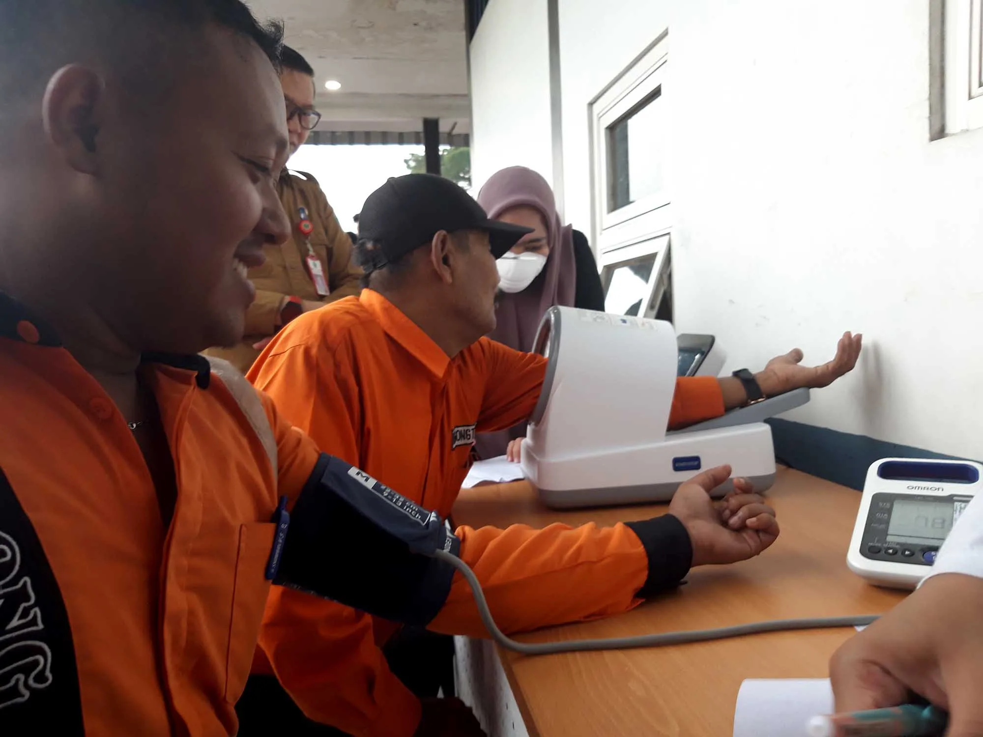 Sopir bus antarkota dalam provinsi (AKDP) dan antarkota antarprovinsi (AKAP) di terminal Arjosari, Malang, Jawa Timur, tes kesehatan, Selasa (2/4). Foto: Tugusatu/Bagus Suryo