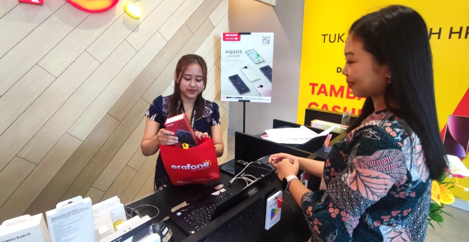 Konsumen membeli smartphone Sharp di Bali. Ist