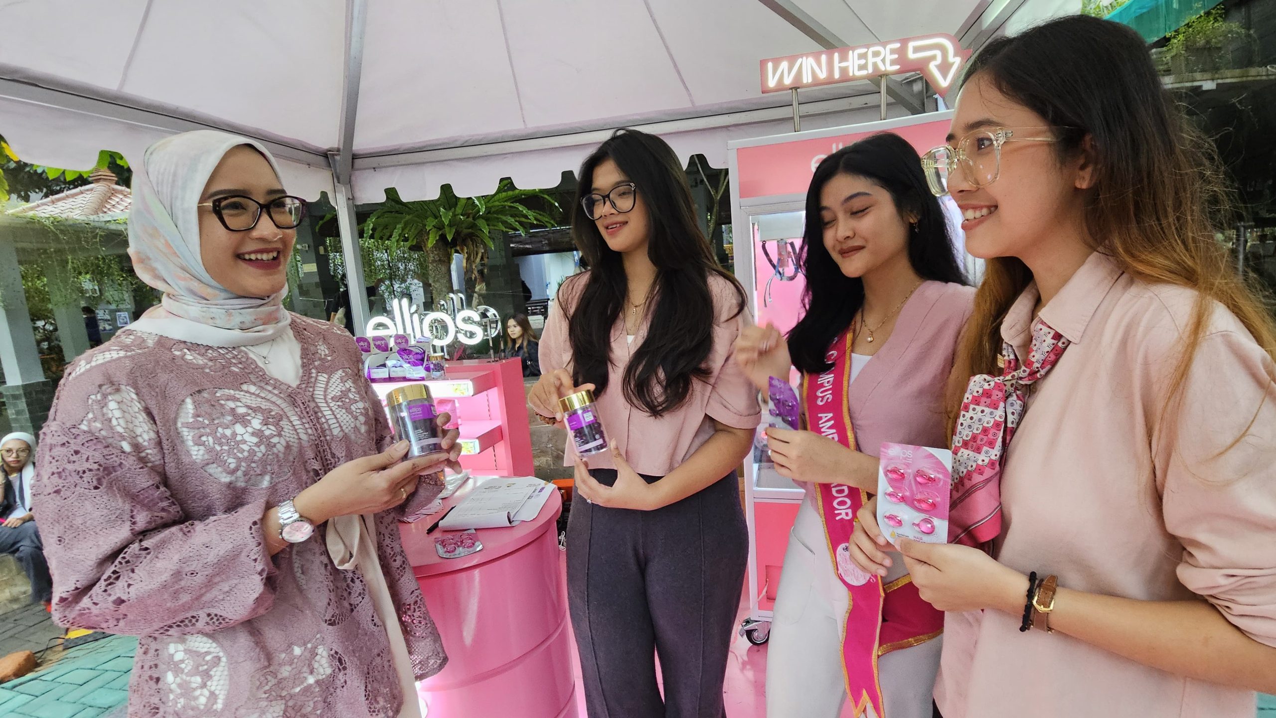 Head of Public Relations Kino Indonesia, Arviane (kiri) berbincang dengan Ellips Campus Ambassador Kota Malang di kampus Fisip Universitas Brawijaya Malang, Jumat (31/5/2024). Ist