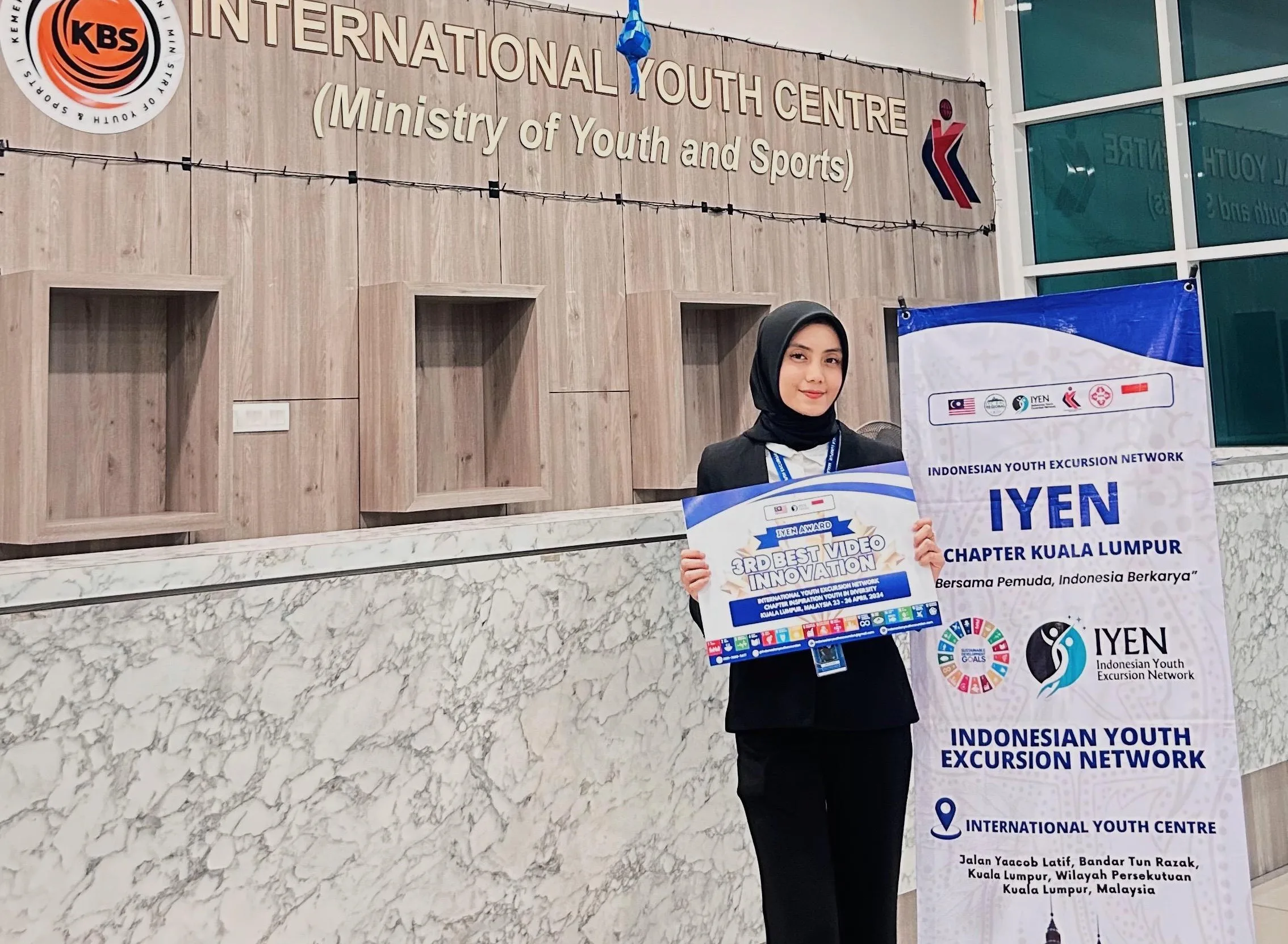 Angela Clarisa, Mahasiswa Ilmu Pemerintahan Fakultas Ilmu Sosial dan Ilmu Politik (FISIP) Universitas Brawijaya (UB), menunjukkan penghargaan yang dia peroleh dari Malaysia. Ist