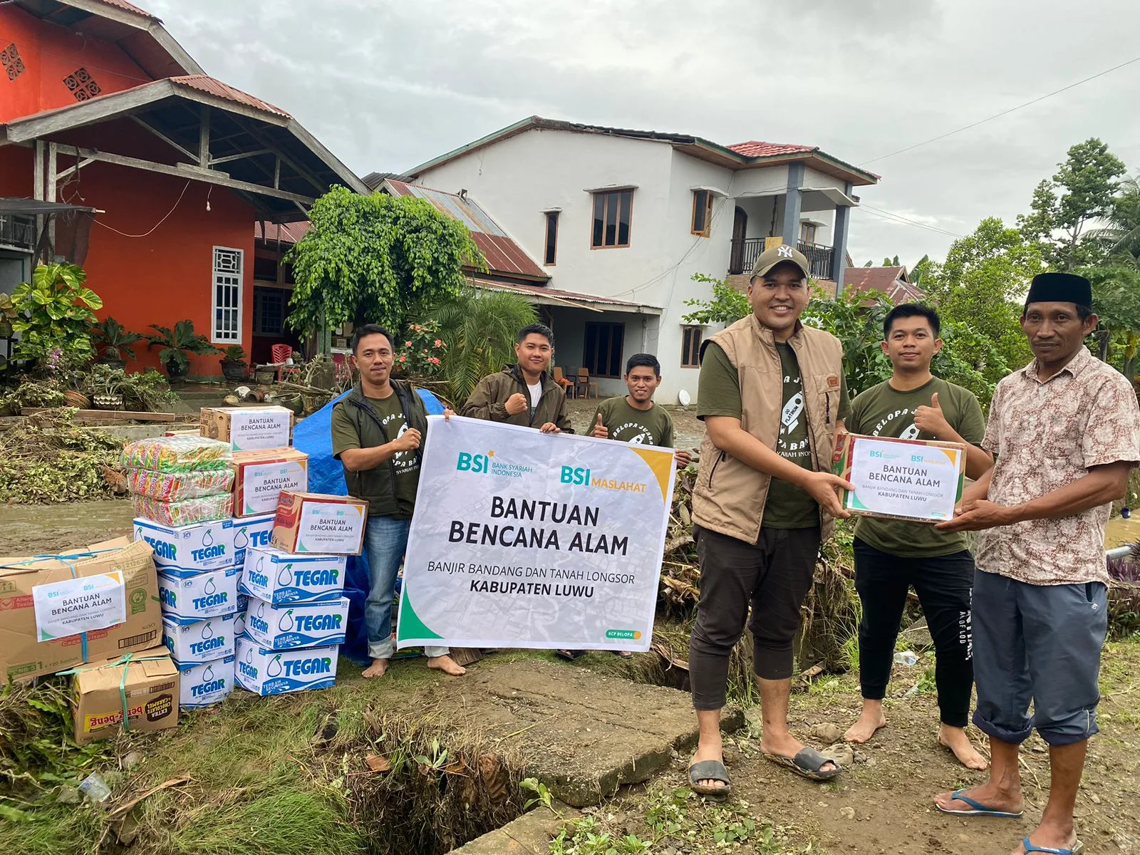 PT Bank Syariah Indonesia Tbk melalui BSI Maslahat menyalurkan bantuan kepada penyintas banjir bandang Luwu Sulsel. Bantuan yang diberikan meliputi air mineral, popok bayi, kebutuhan wanita, makanan siap saji dan instan, serta kebutuhan dapur umum. Istimewa
