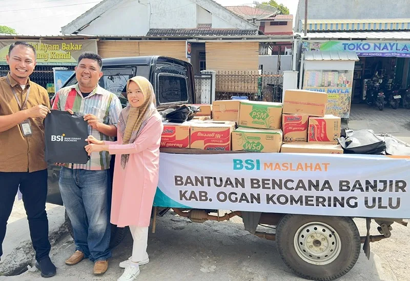 BSI Maslahat bersama BSI Kantor Cabang Pembantu Baturaja menyalurkan bantuan kepada penyintas banjir di lokasi bencana Kelurahan Pasar Baru Kecamatan Baturaja Timur Kabupaten Ogan Komering Ulu (OKU) Provinsi Sumatera Selatan. Ist