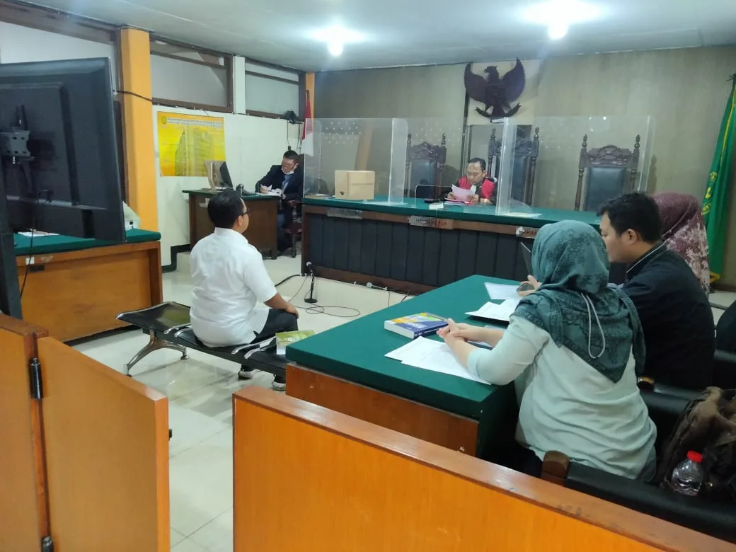 EP (membelakangi lensa) saat menjalani sidang di PN Blitar. Ist.