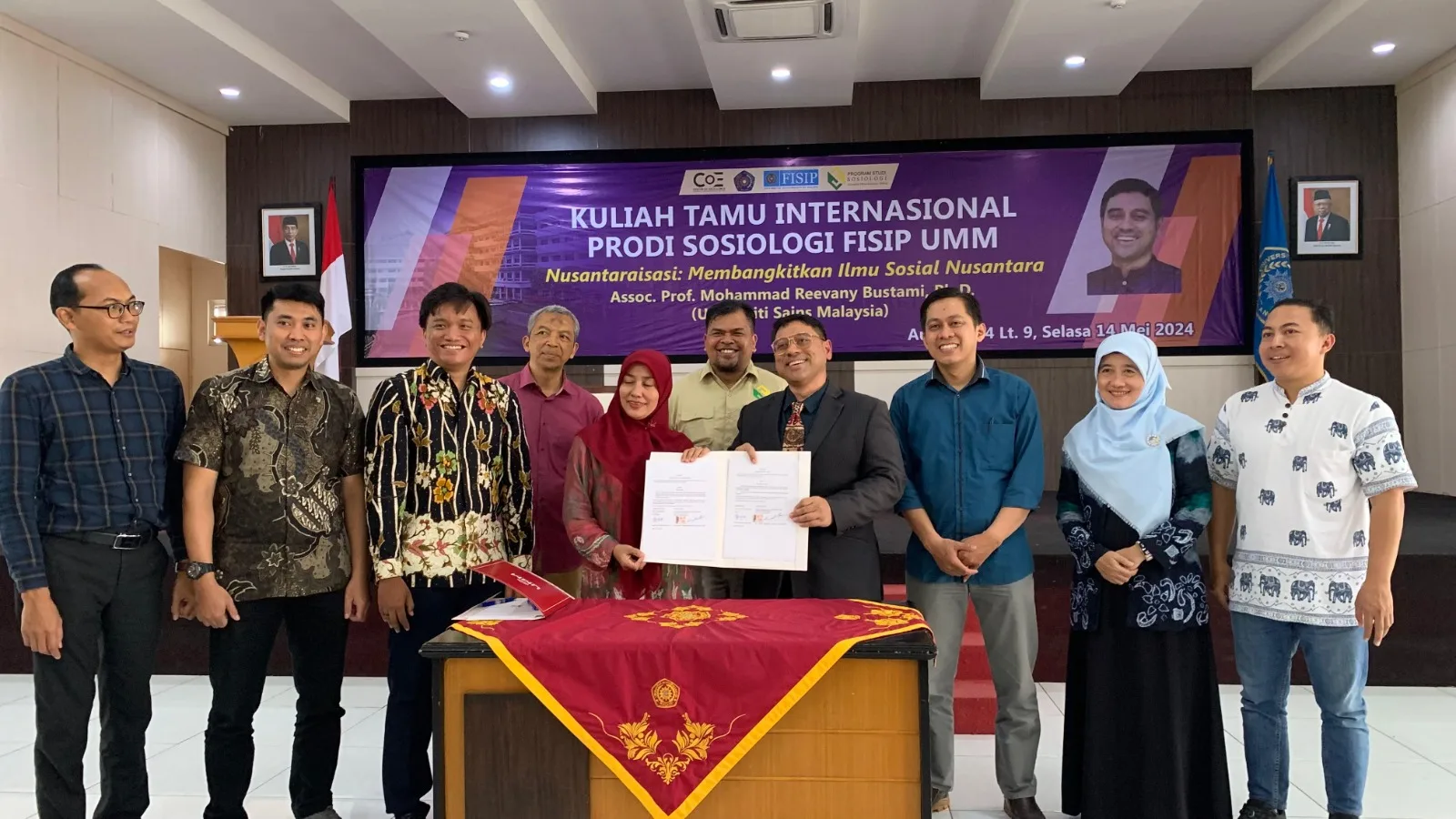 Guru Besar Sosiologi Universiti Sains Malaysia, Prof. Mohammad Reevany Bustami (tengah kanan) saat memberikan Kuliah Tamu Internasional Prodi Sosiologi Universitas Muhammadiyah Malang (UMM), Selasa (14/5/2024). Ist
