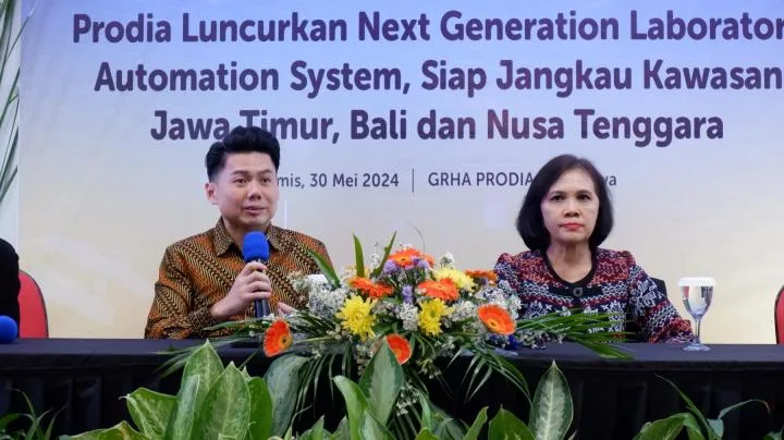 Direktur Utama PT Prodia Widyahusada Tbk, Dewi Muliaty, bersama Director Diagnostics Division PT Roche Indonesia, Lee Poh Seng, saat memberikan keterangan pers, di Surabaya, Kamis (30/5/2024). Istimewa