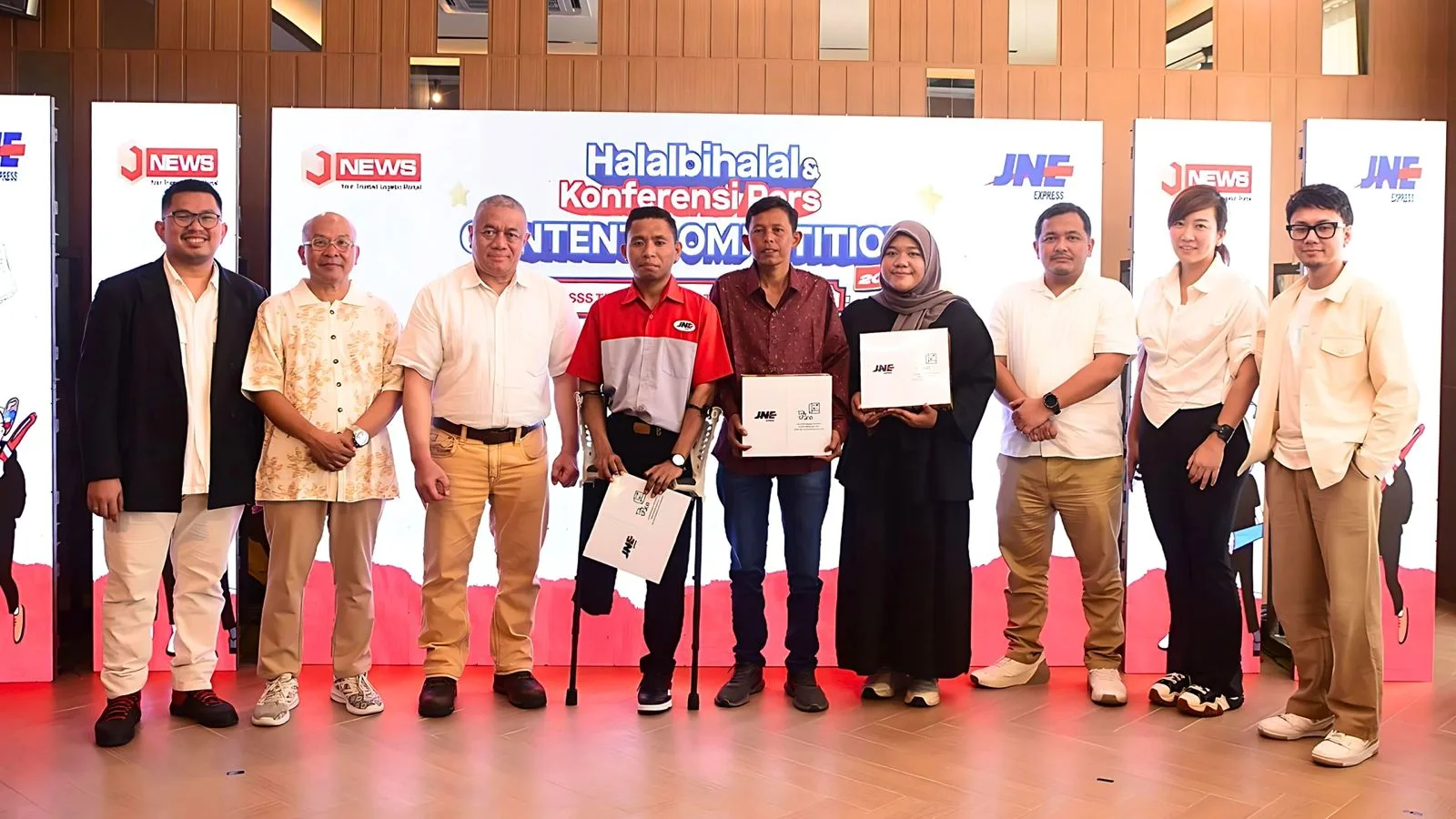 JNE menggelar halal bihalal bersama media dan konferensi Pers JNE Content Competition yang mengundang tokoh-tokoh inspiratif yaitu Sirilus Siko Ksatria JNE Surabaya (Empat dari kiri), Wahyudi Pegiat Literasi Rumah Baca Sang Petualang (Lima dari kiri), dan Imaniar dari komunitas seniman disabilitas Tab Space (Enam dari kiri), bersama dewan juri Maman Suherman, Martha Suherman dan Dmaz Brodjonegoro didampingi oleh M.Feriadi Soeprapto - Presiden Direktur JNE (Ketiga dari Kiri) JNE Content Competition 2024 Kembali di Gelar, Menangkan Total Hadiah Ratusan Juta Rupiah. Ist