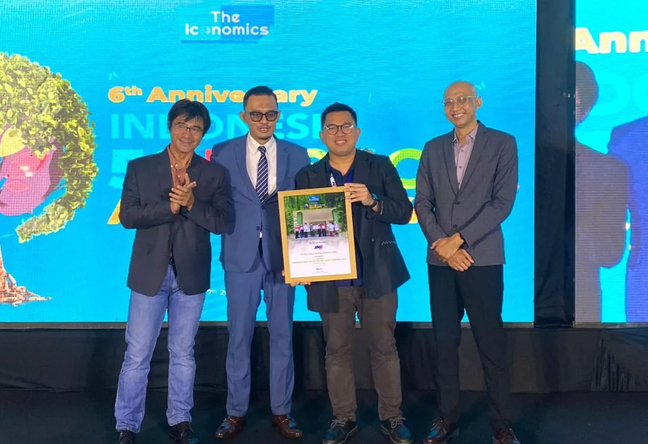 Kurnia Nugraha selaku Head of Media Communication JNE menerima penghargaan Indonesia Best 50 CSR Awards 2024, yang diserahkan oleh Bram S. Putro selaku Founder & CEO The Iconomics (dua dari kiri), Alex Mulya selaku Director of Brand, Research and Strategy The Iconomics (pertama dari kiri), Arif Hatta Managing Editor The Iconomics (keempat dari kiri) di Hotel Borobudur, Jakarta Pusat, Selasa (7/5/2024). Ist.