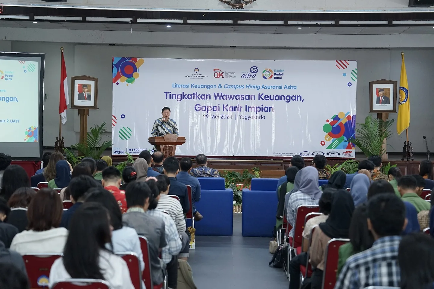 President Director Asuransi Astra, Christopher Pangestu saat menyampaikan opening speech di program Literasi Keuangan Terpadu Asuransi Astra (LENTERA) dengan tema “Tingkatkan Wawasan Keuangan, Gapai Karier Impian” yang berlokasi di Universitas Atma Jaya Kampus II, Yogyakarta, Rabu (29/5/2024). Ist