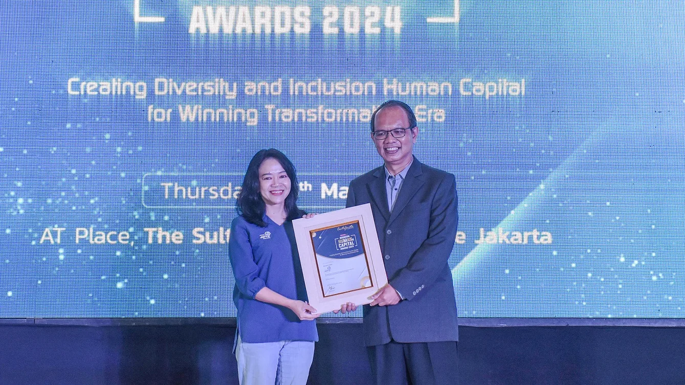Manager Learning & Culture Management Asuransi Astra, Francisca Mulia (kiri) saat menerima penghargaan Indonesia Human Capital Awards 2024 sebagai The Best Human Capital for Encouraging Employee Potential and Contribution to Support Healthy Work Culture kategori General Insurance. Ist