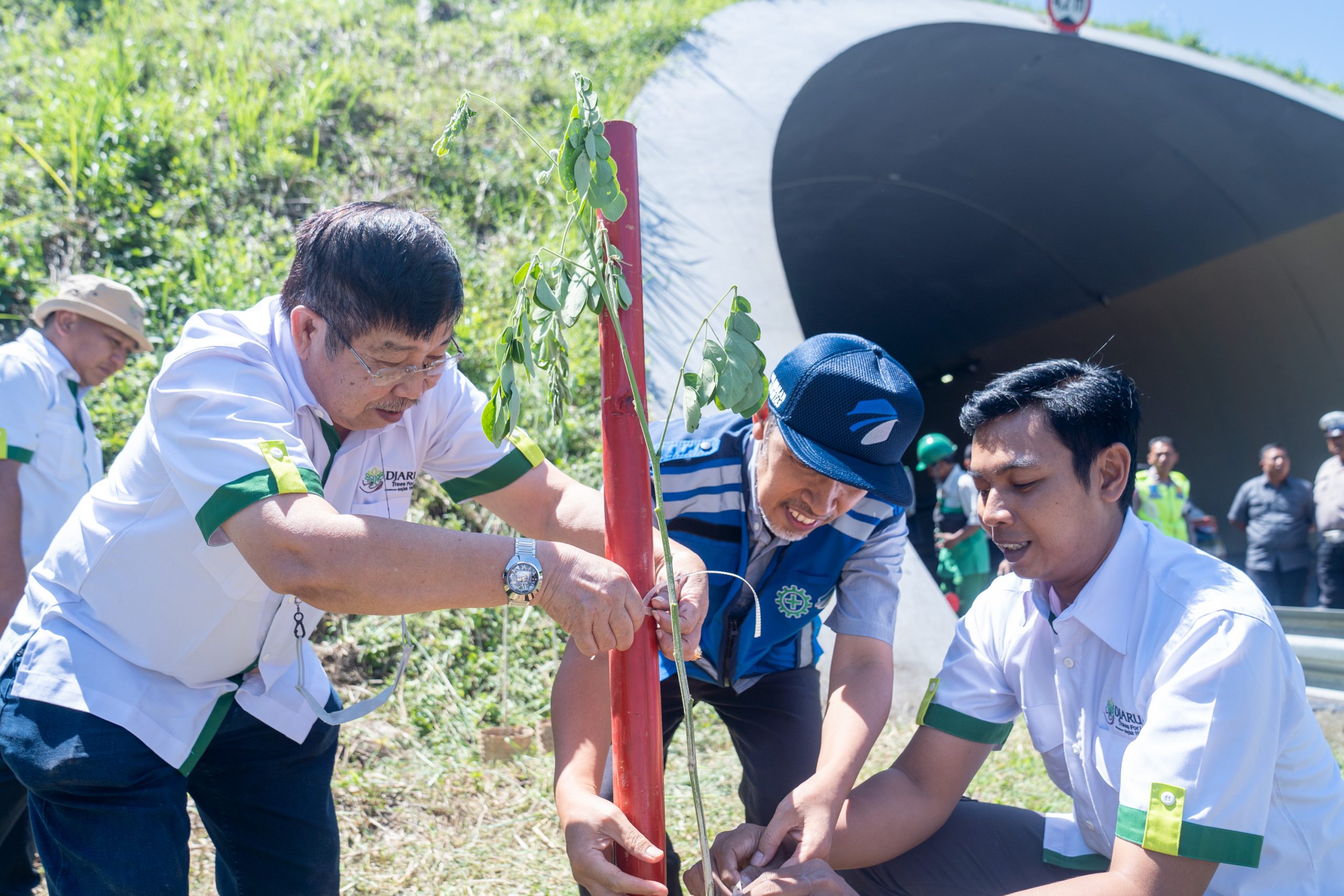 Program Director Bakti Lingkungan Djarum Foundation, Bambang Haryanto (kiri) bersama Direktur PT Citra Karya Jabar Tol, Muhdhor Nurohman, menanam trembesi, sebagai salah satu pohon penyerap CO2 tinggi, di Jalan Tol Cisumdawu, Sumedang, Selasa (7/5/2024). Ist.