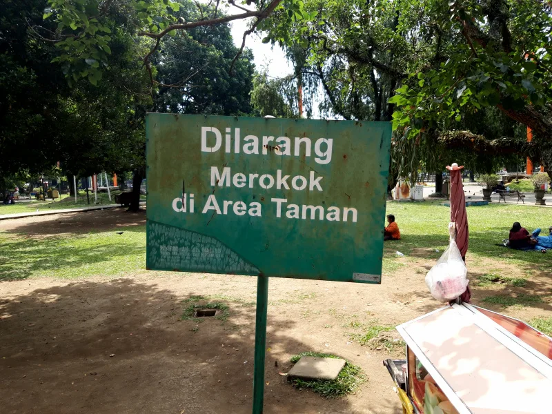 Imbauan larangan merokok di taman Alun-Alun Merdeka Kota Malang untuk mewujudkan kota ramah anak. Foto: Tugusatu/Bagus Suryo