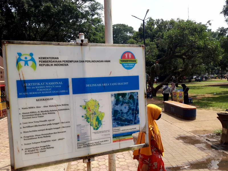 Maklumat ruang bermain ramah anak di Alun-Alun Merdeka, Kota Malang, Jawa Timur, sertifikasi SNI habis masa berlakunya pada 7 Mei 2021. Foto: Tugusatu/Bagus Suryo