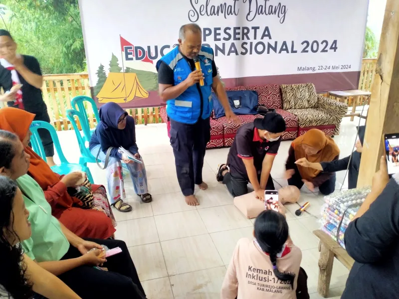 Ketua Komunitas Relawan Emergensi Kesehatan Indonesia (KREKI) Malang Raya Ganif Djuwadi memberikan materi Bantuan Hidup Dasar (BHD) dan kedaruratan sehari-hari pada difabel peserta Educamp Nasional 2024 Pramuka Inklusif, Kamis (23/5). Foto: Dok. Rescue Bela Negara
