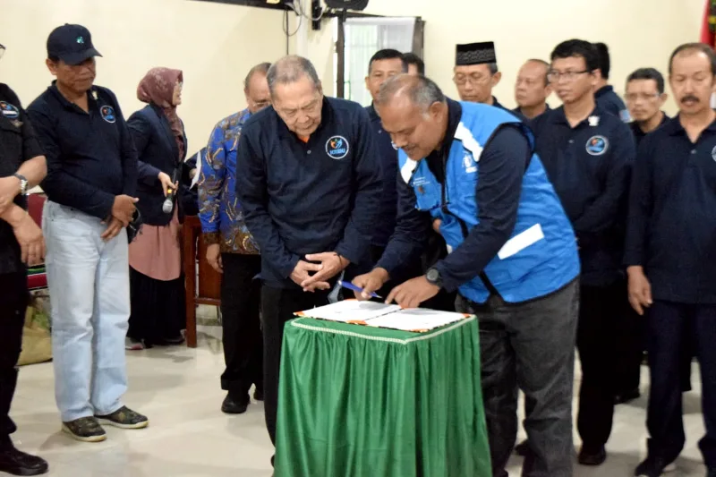 Ketua KREKI Malang Raya DR Ganif Djuwadi SST.,S.Pd.,M.Kes menandatangani Memorandum of Understanding (MoU) kedaruratan dan bencana dengan Asosiasi Institusi Pendidikan Tenaga Kesehatan (Aiptinakes) Jawa Timur, Selasa (21/5). Foto: Dok. KREKI Malang Raya