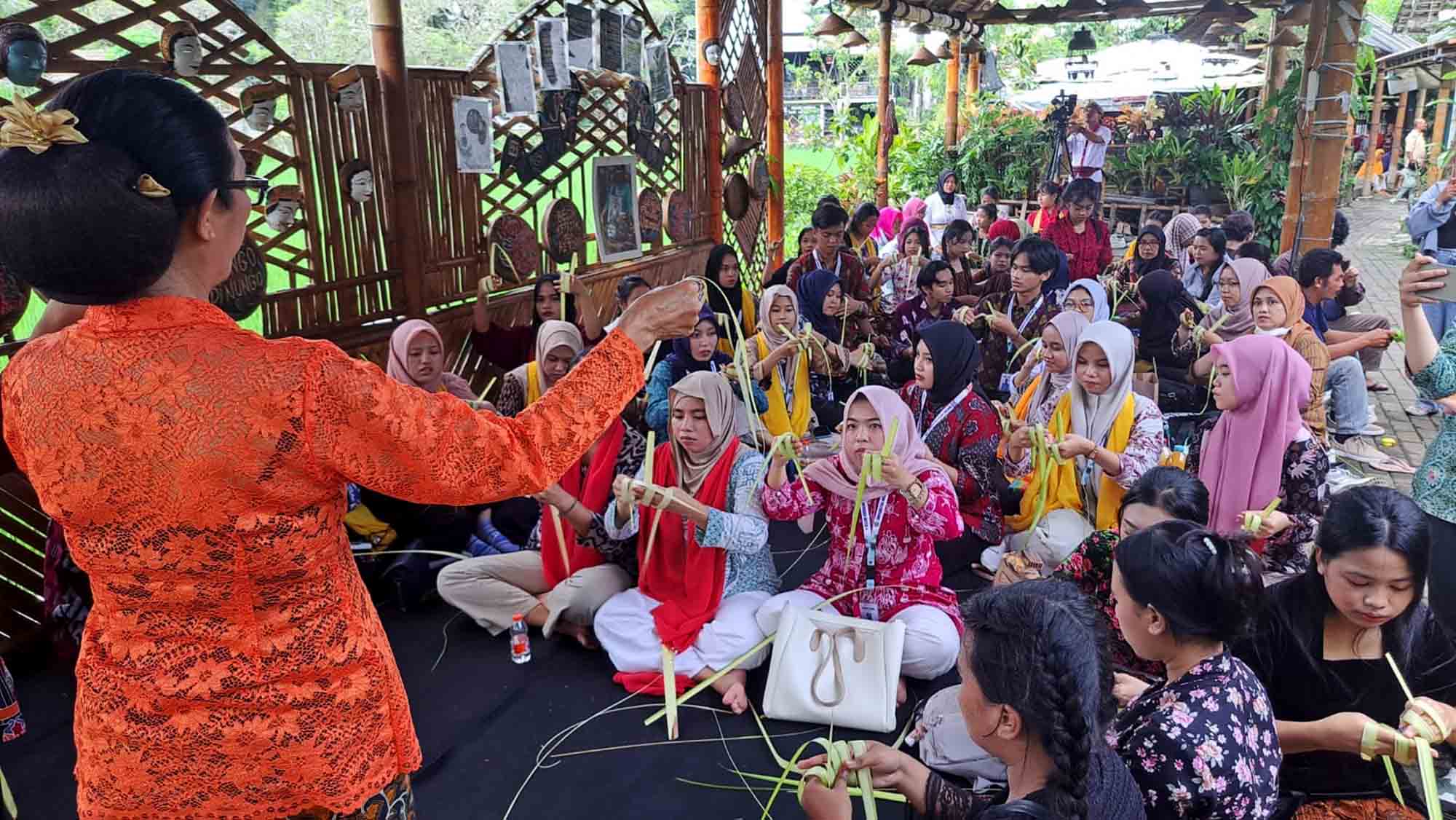 Pegiat seni di Kota Malang, Jawa Timur, merayakan Kartini Riyoyo Kupatan di Kampung Budaya Polowijen (KBP). Foto: Dok. KBP/Ki Demang