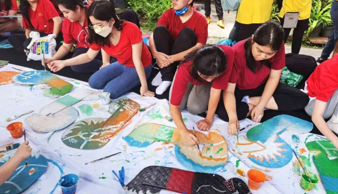 Para siswa mewarna kuda kepang saat gelar Malang Menari Mberot Gembira memperingati Hari Tari Dunia di Kampung Budaya Polowijen, Kota Malang. Foto: Dok. KBP
