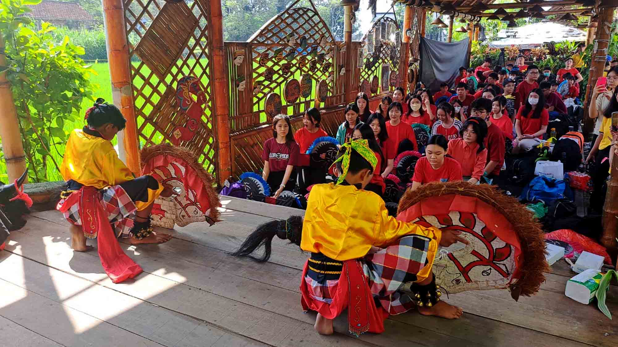 Pengunjung menyaksikan sendratari kuda kepang saat gelar Malang Menari Mberot Gembira memperingati Hari Tari Dunia di Kampung Budaya Polowijen, Kota Malang. Foto: Dok. KBP