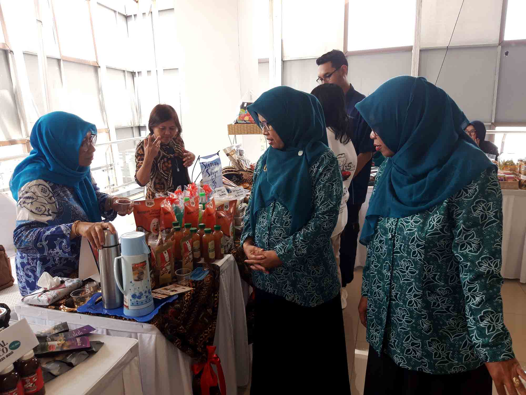 Elvi Prasetyo Damayanti, pelaku UMKM warga Jalan Teluk Pelabuhan Ratu 72b, Kelurahan Arjosari, Kecamatan Blimbing, Kota Malang, melayani pembeli kopi salak dan teh salak celup di MCC, Senin (29/4). Foto: Tugusatu/Bagus Suryo