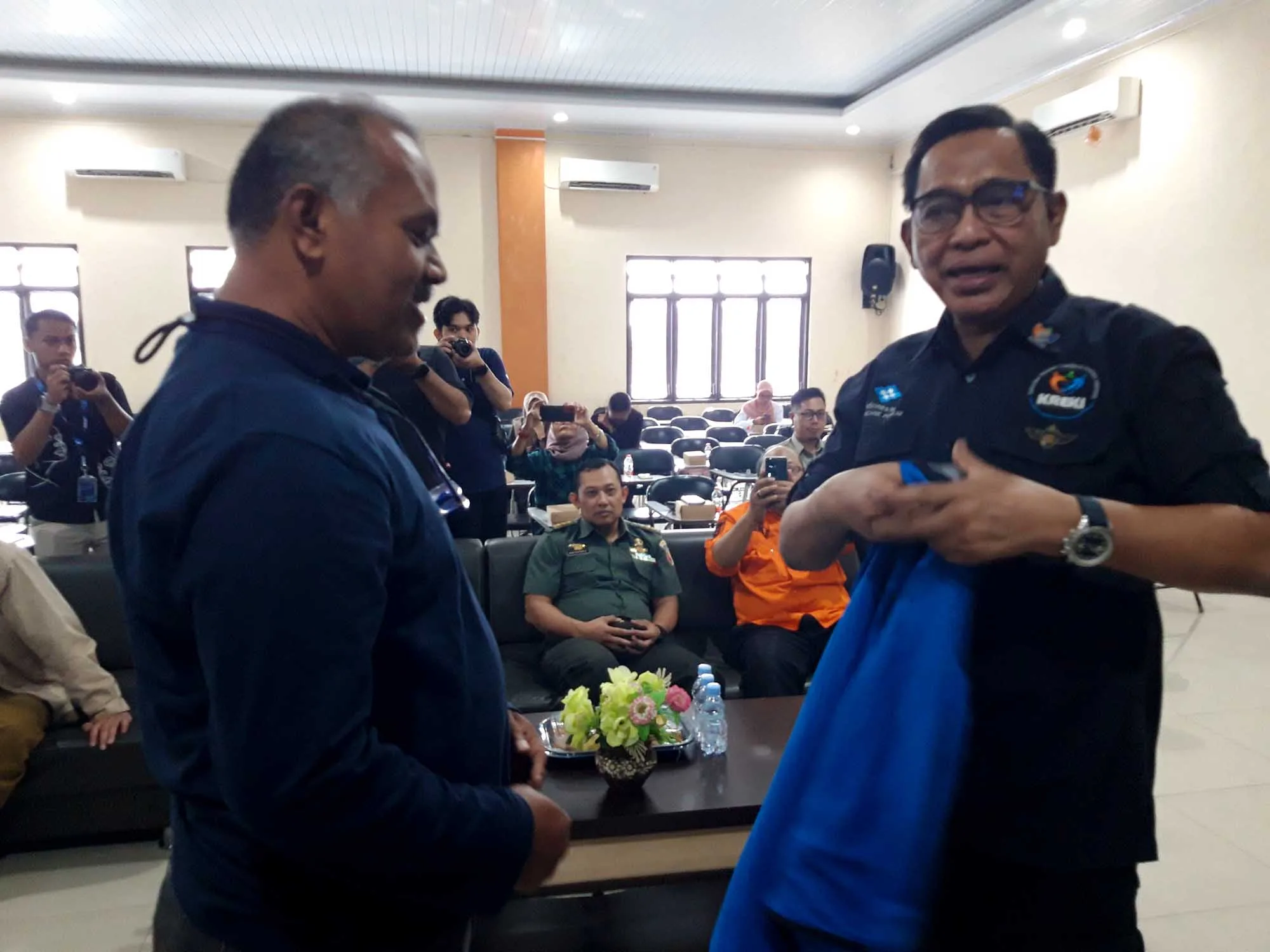 Ketua Pengurus Komunitas Relawan Emergensi Kesehatan Indonesia (KREKI) Malang Raya, Jawa Timur Ganif Djuwadi (kiri) menerima rompi dari Ketua Umum Pengurus Pusat KREKI Dr. dr. Supriyantoro, Sp.P, MARS, Selasa (21/5). Foto: Tugusatu/Bagus Suryo