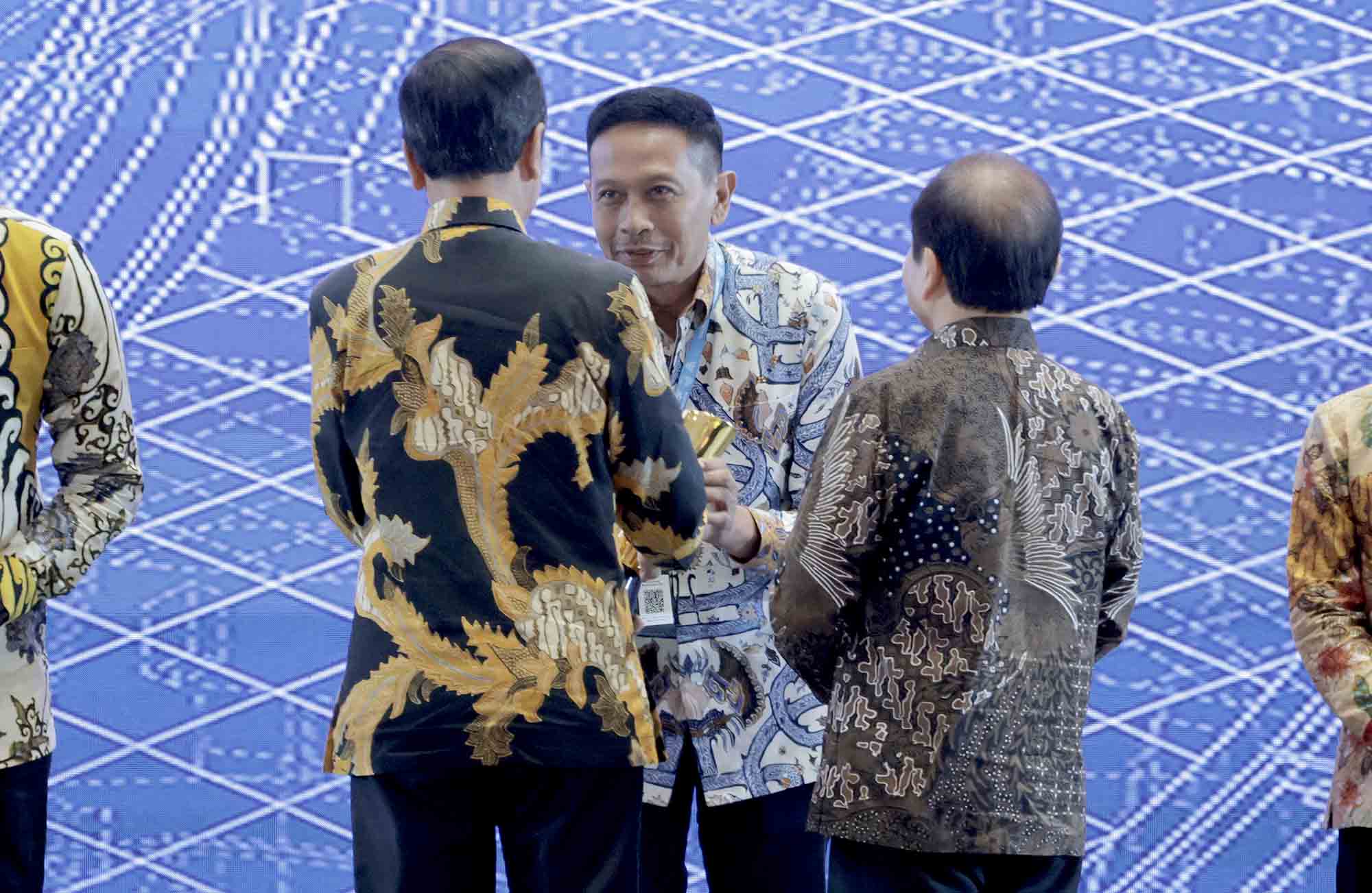 Penjabat Wali Kota Malang Wahyu Hidayat menerima Penghargaan Pembangunan Daerah (PPD) 2024 dari Presiden Joko Widodo di Jakarta, Senin (6/5). Kota Malang meraih predikat kota terbaik pertama nasional 2024. Foto: Bagian Protokol dan Komunikasi Pimpinan Kota Malang
