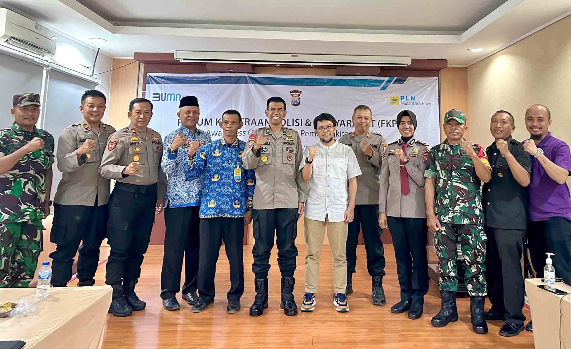Senior Manager UP Brantas Arfan bersama Kabag Ops & jajaran Polres Malang, Kapolsek & Danramil, serta Kepala Desa ring 1 PLTA Sutami saat FKPM tahun 2024. Foto: Dok, PLN NP UP Brantas