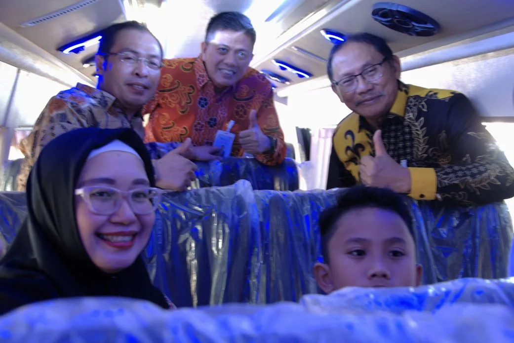 BSI Maslahat bersama Bank BSI menyerahkan hibah satu unit mobil sekolah  kepada Pemerintah Kabupaten Mukomuko, Bengkulu. Penyerahan hibah secara simbolis dilakukan Direktur Eksekutif BSI Maslahat, Sukoriyanto Saputro; Regional CEO RO III Palembang, Ari Yusnairy Muslim; dan Bupati Mukomuko, Sapuan. Ist